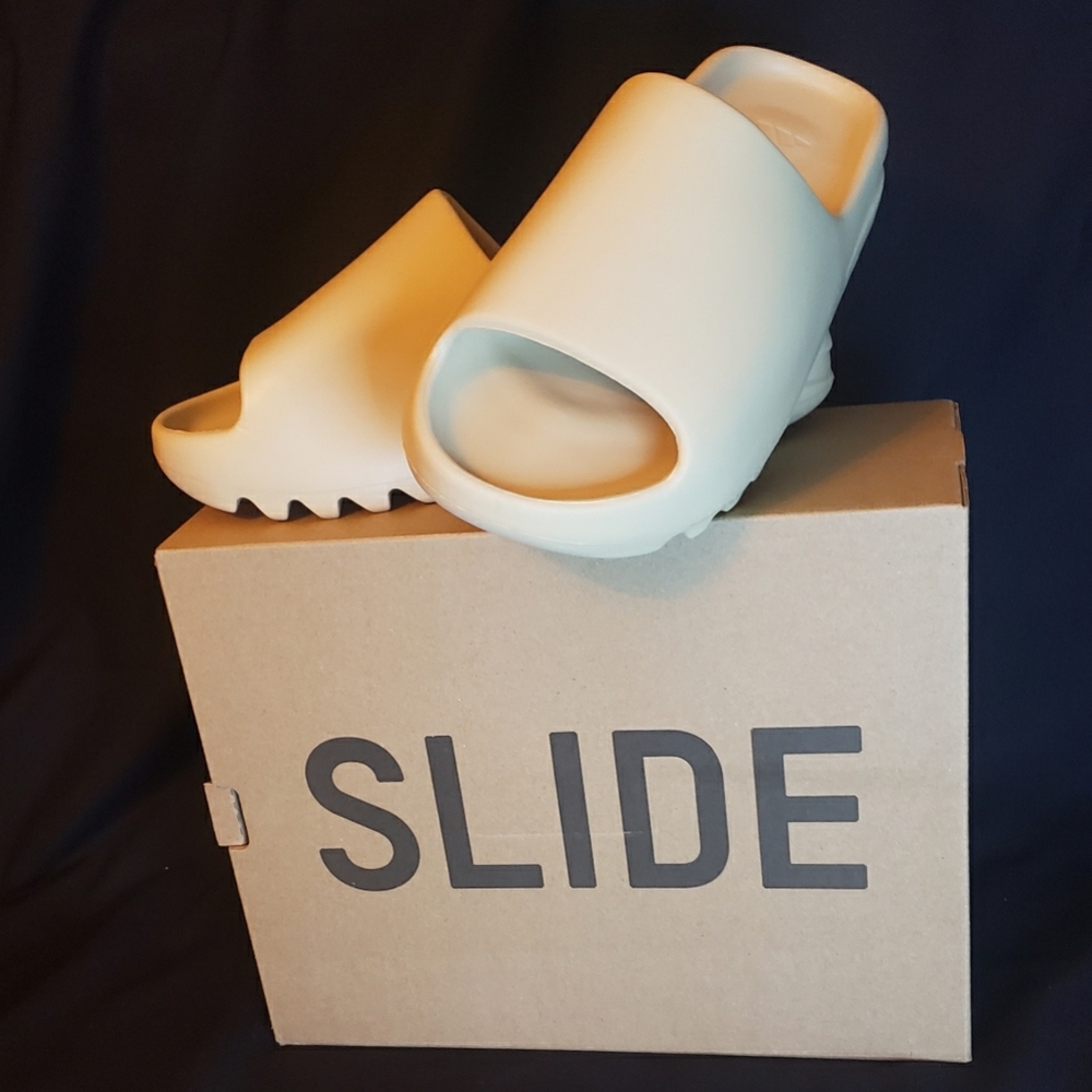 Authentic Yeezy slides in bone